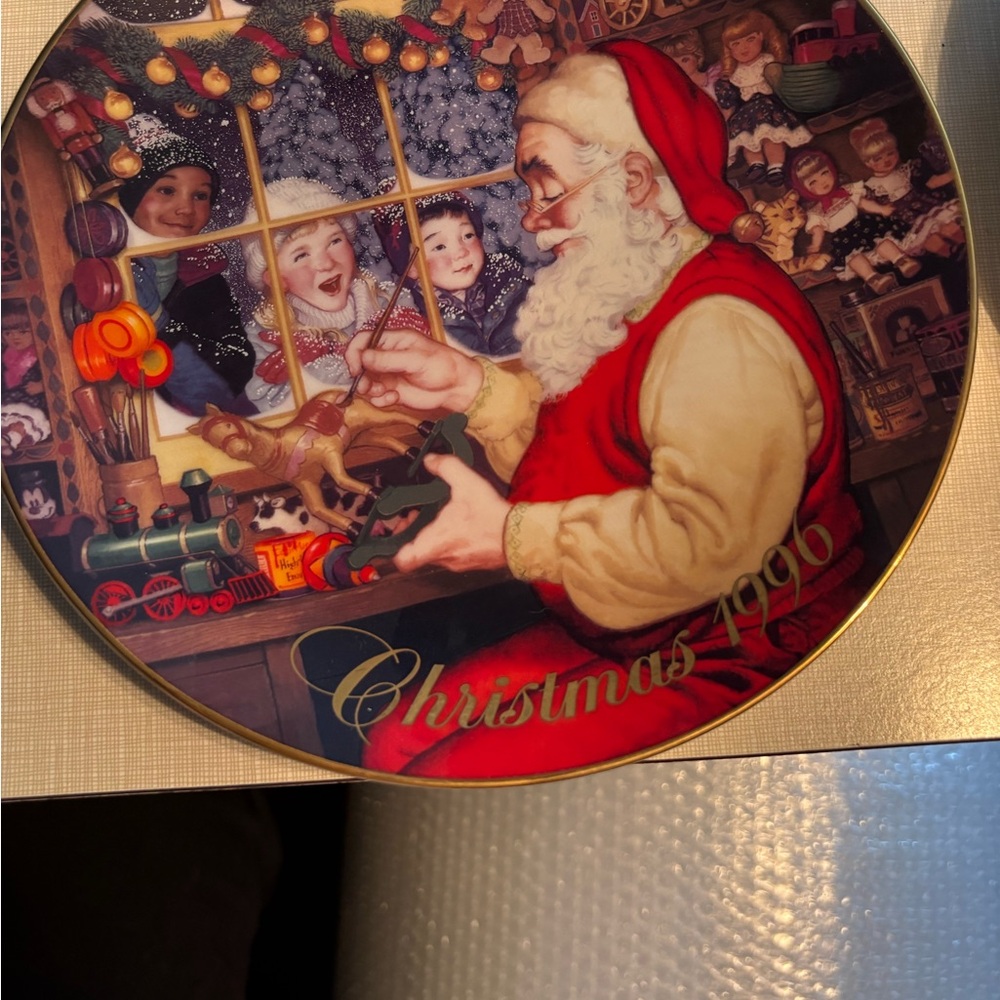 Avon Christmas 1996 decorative plate   Santa’s loving touch